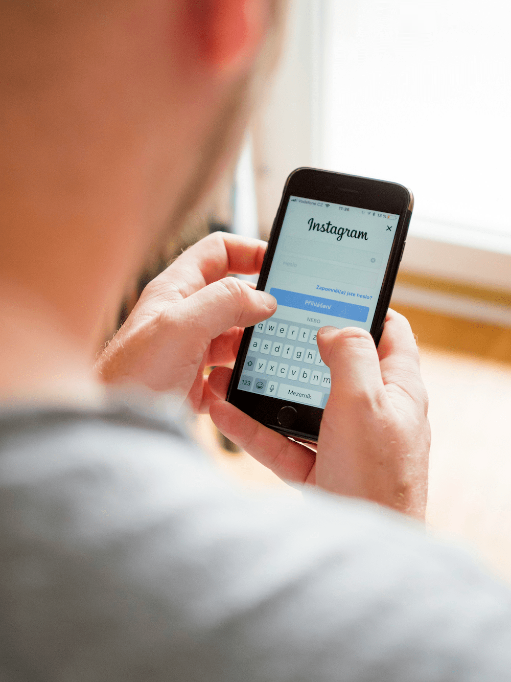 how to add social media to shopify